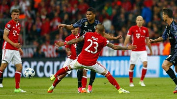 Casemiro conduce el balón en el Bayern - Real Madrid
