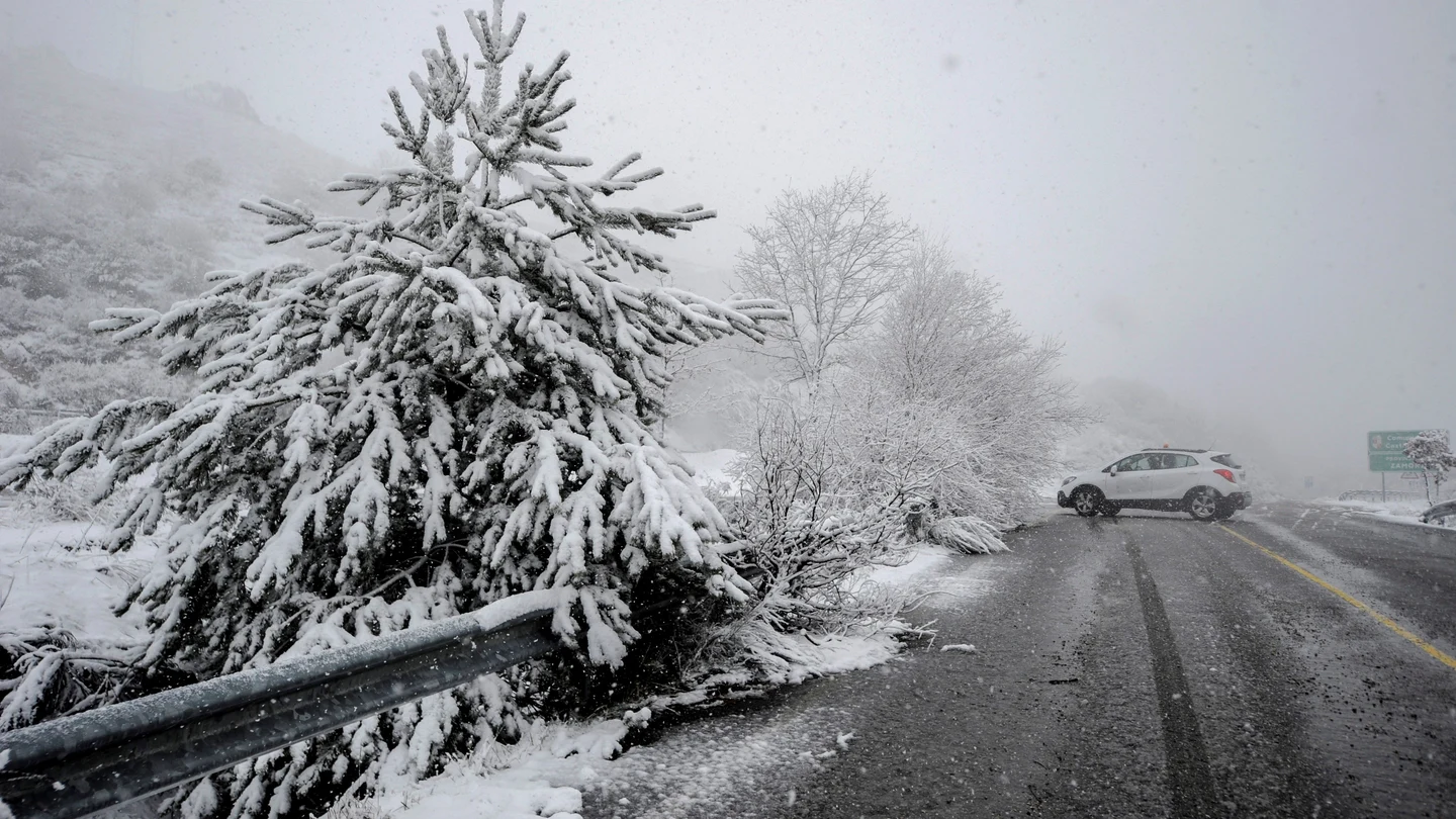 Una carretera nevada Una carretera nevada