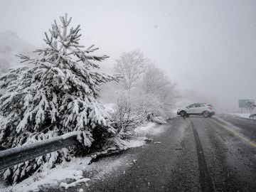 Una carretera nevada Una carretera nevada