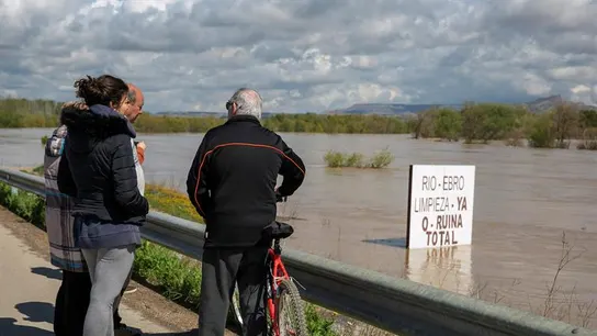 Unos vecinos contemplan el río Ebro, que se ha desbordado a sus paso por Novillas Unos vecinos contemplan el río Ebro, que se ha desbordado a sus paso por Novillas
