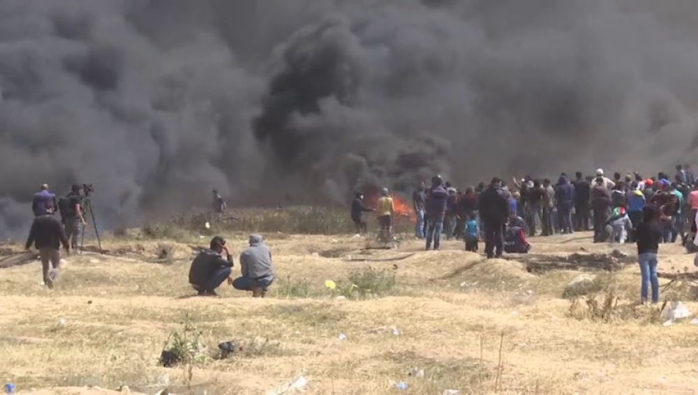 Un muerto y casi 200 heridos en el tercer viernes de protestas en Gaza