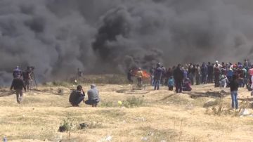 Un muerto y casi 200 heridos en el tercer viernes de protestas en Gaza