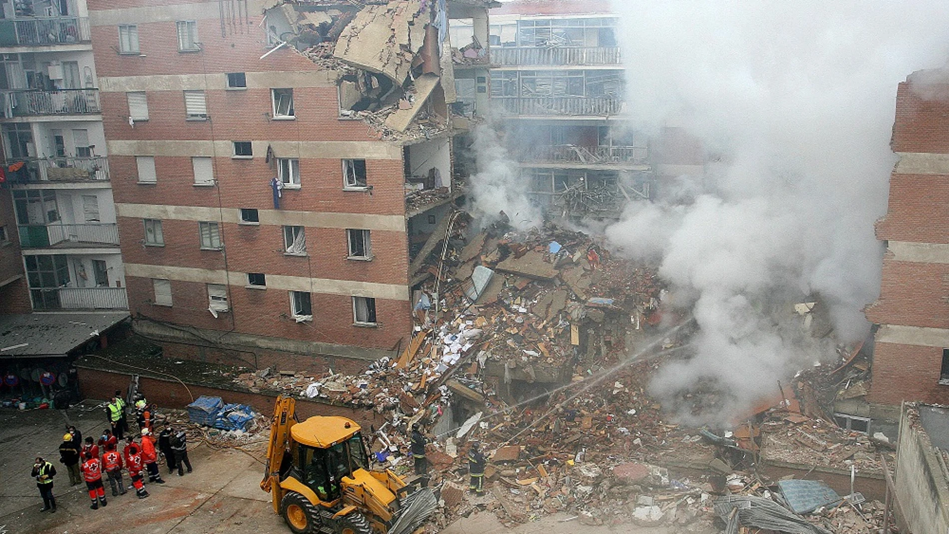Efectivos de los servicios de emergencia junto al edificio afectado por la explosión en Palencia