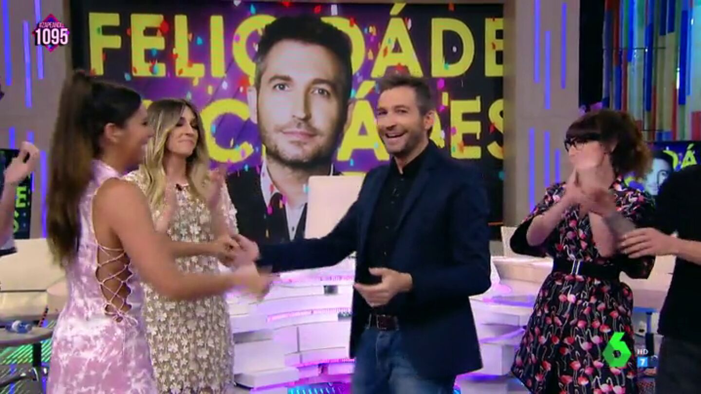 Cristina Pedroche canta el 'Cumplea&ntilde;os feliz' a Frank Blanco: "&iquest;Es un regalo o un castigo?"