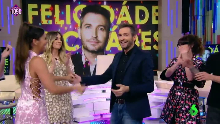 Cristina Pedroche canta el 'Cumpleaños feliz' a Frank Blanco: "¿Es un regalo o un castigo?"