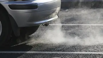 Tubo de escape echando humo Tubo de escape echando humo