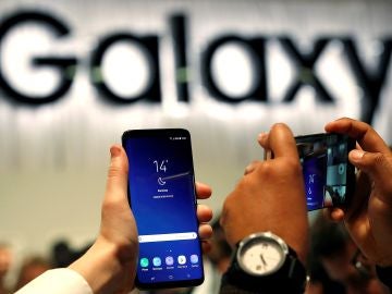 Un modelo de smartphone de Samsung Un modelo de smartphone de Samsung