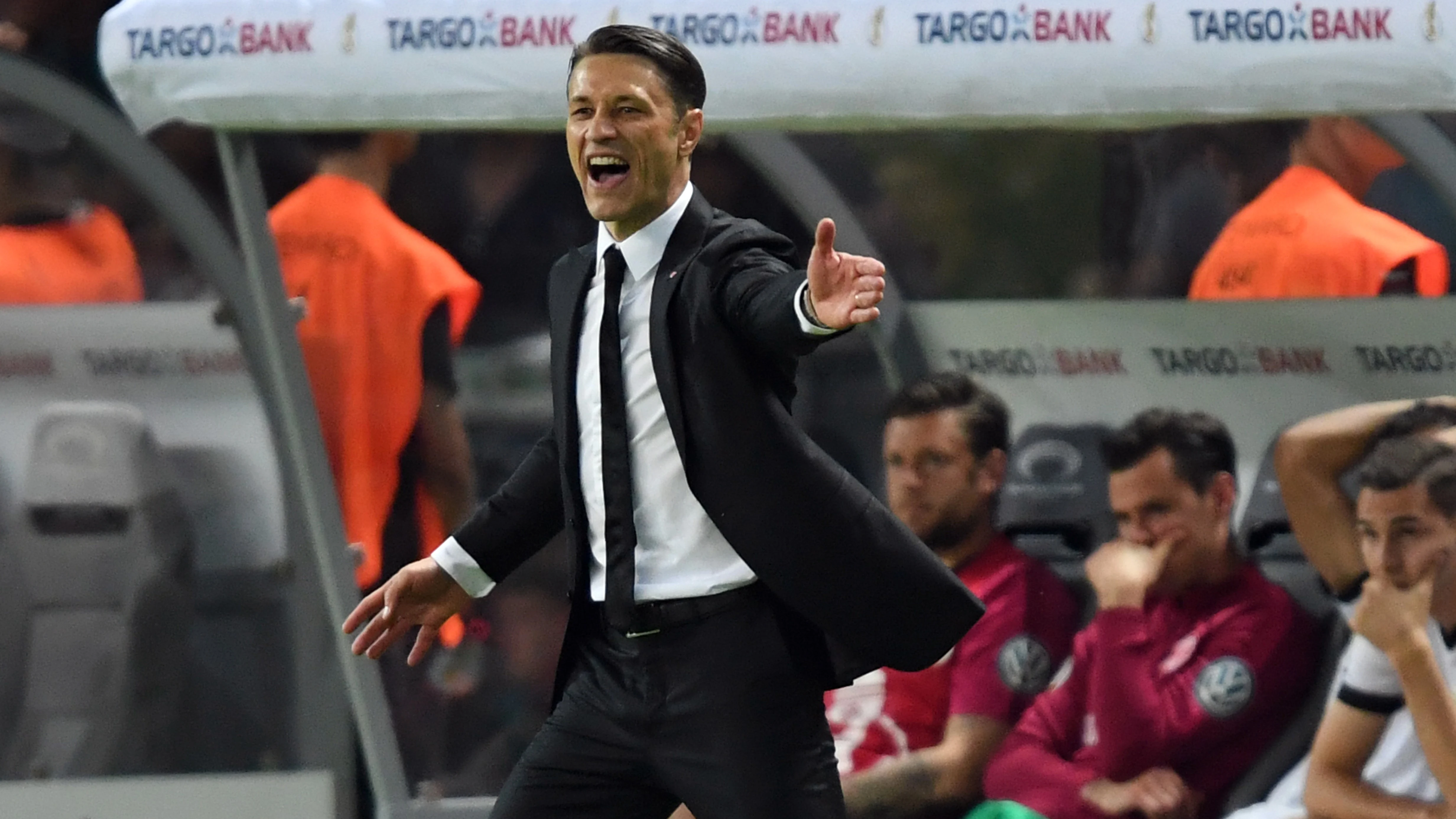 Niko Kovac da indicaciones durante un partido Niko Kovac da indicaciones durante un partido