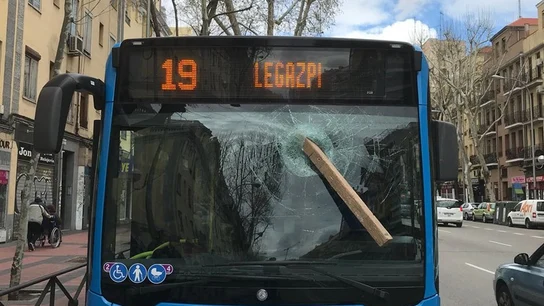 Estado en el que quedó el autobús de la EMT de la Línea 19 Estado en el que quedó el autobús de la EMT de la Línea 19