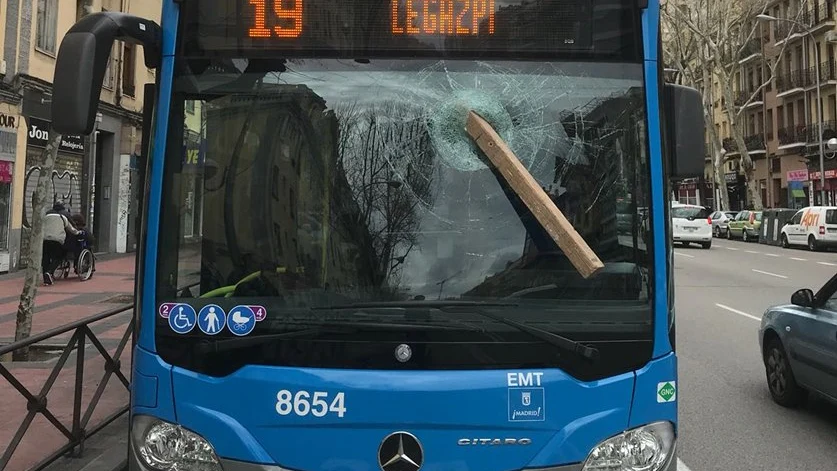 Estado en el que quedó el autobús de la EMT de la Línea 19