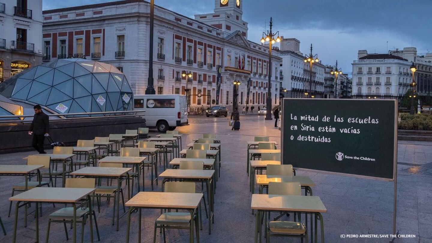 Pupitres vac&iacute;os para simbolizar que la mitad de las escuelas sirias est&aacute;n destruidas por la guerra 