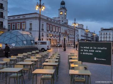 Pupitres vacíos para simbolizar que la mitad de las escuelas sirias están destruidas por la guerra Pupitres vacíos para simbolizar que la mitad de las escuelas sirias están destruidas por la guerra