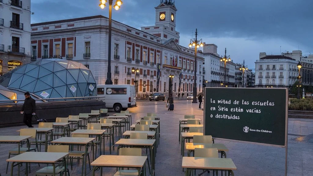 Pupitres vacíos para simbolizar que la mitad de las escuelas sirias están destruidas por la guerra 