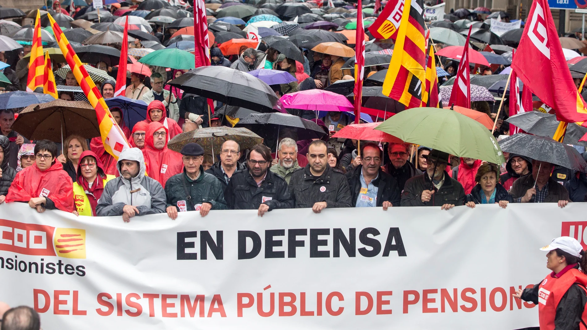 Manifestantes en Barcelona defienden las pensiones dignas