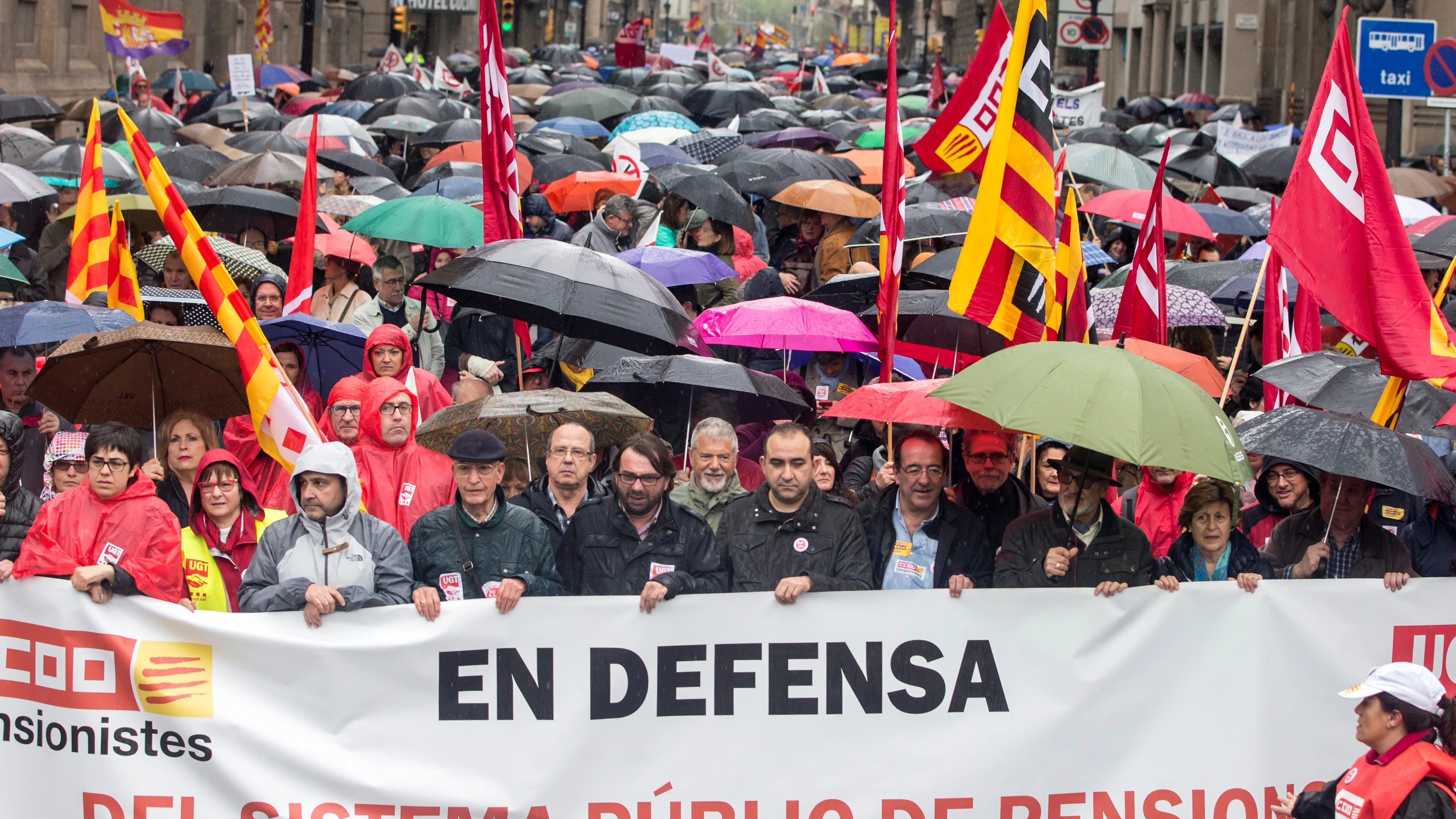 Manifestantes en Barcelona defienden las pensiones dignas