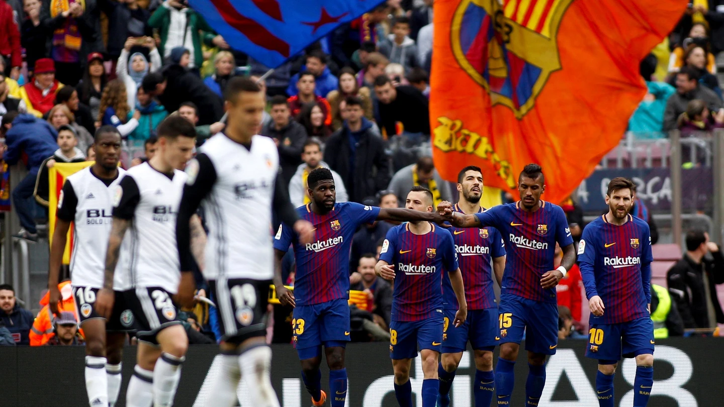 Los jugadores del Barcelona celebran un gol ante el Valencia Los jugadores del Barcelona celebran un gol ante el Valencia