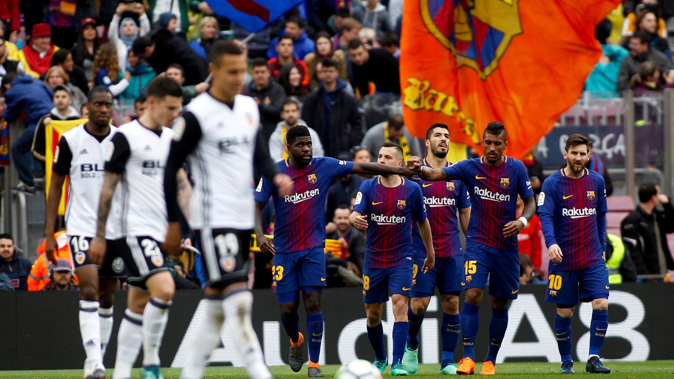 Los jugadores del Barcelona celebran un gol ante el Valencia