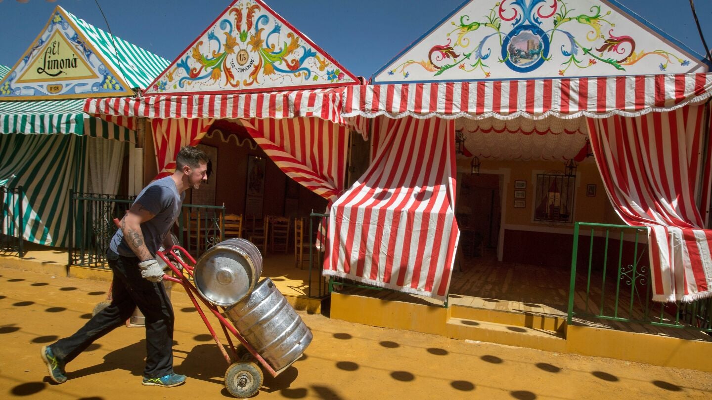 Un joven trabaja en los preparativos de la celebraci&oacute;n de la Feria de Abril