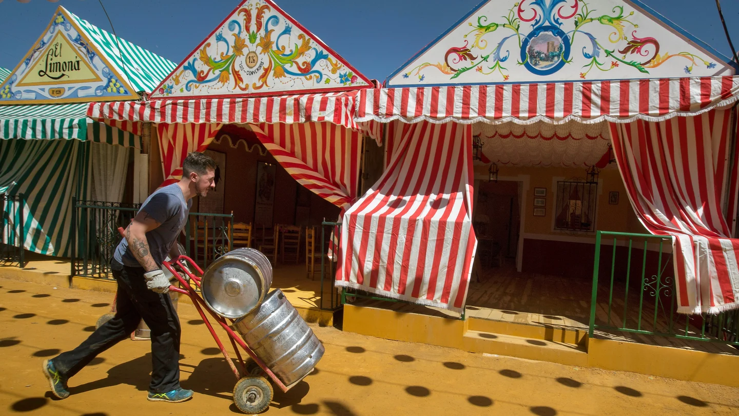 Un joven trabaja en los preparativos de la celebración de la Feria de Abril Un joven trabaja en los preparativos de la celebración de la Feria de Abril