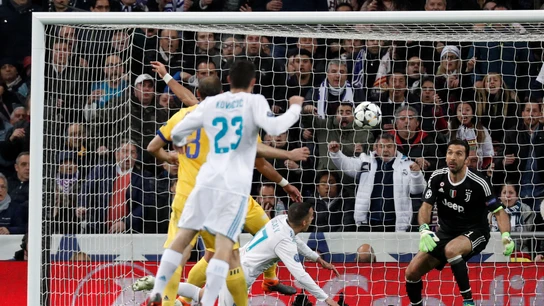 Benatia, en el momento de cometer penalti sobre Lucas Benatia, en el momento de cometer penalti sobre Lucas