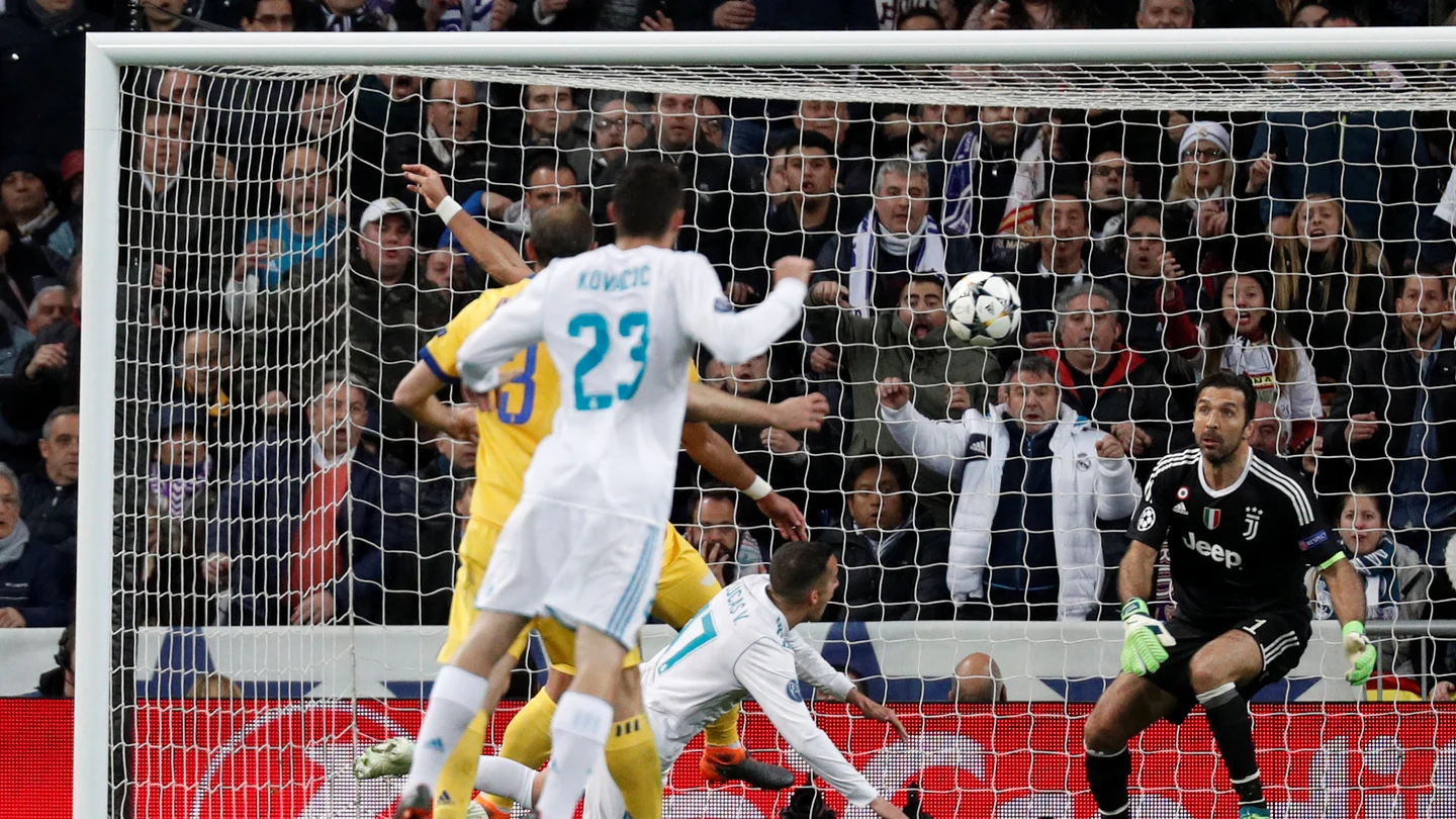 Benatia, en el momento de cometer penalti sobre Lucas Benatia, en el momento de cometer penalti sobre Lucas