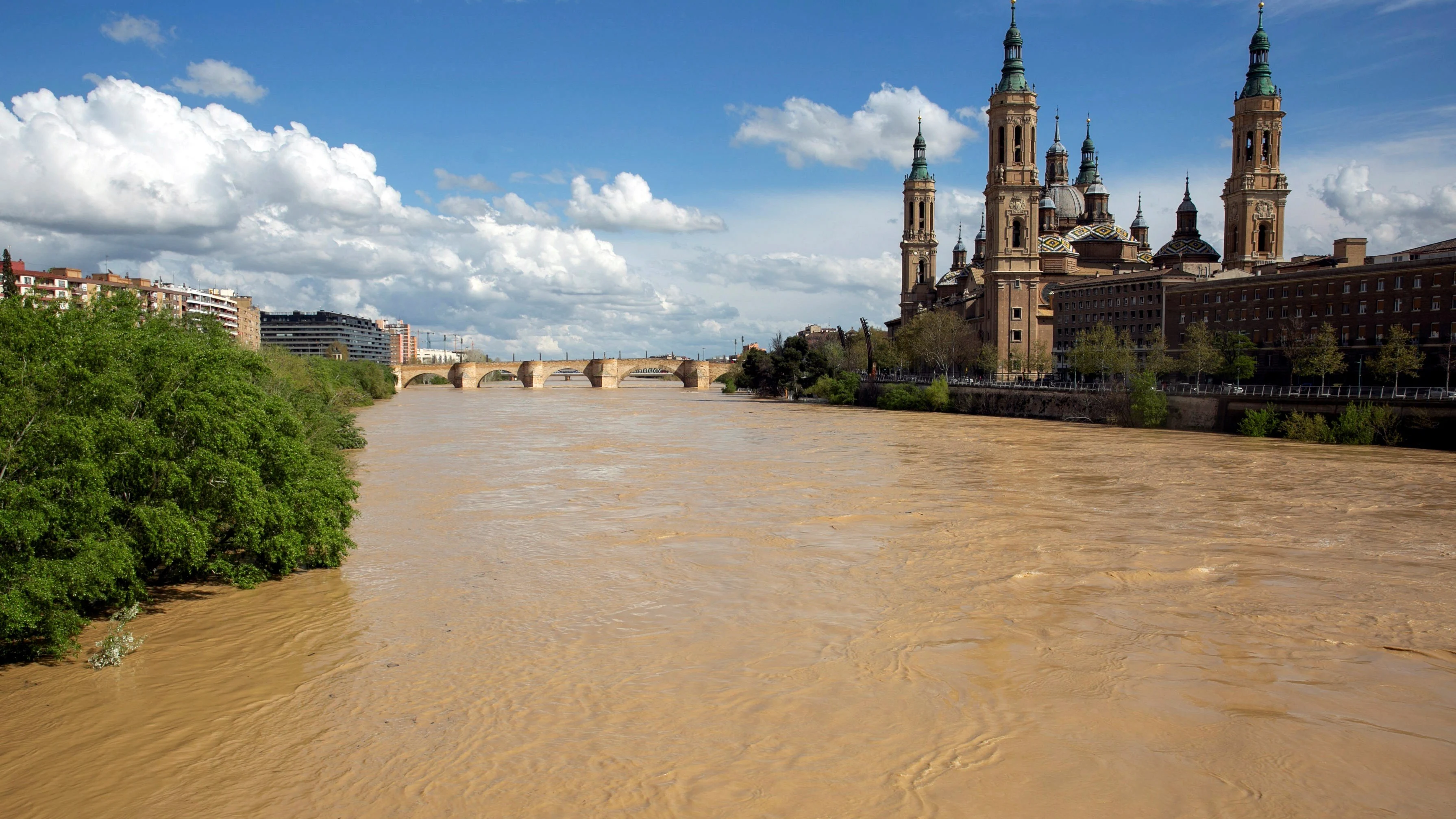 El río Ebro ha comenzado a desbordarse a su paso por Zaragoza