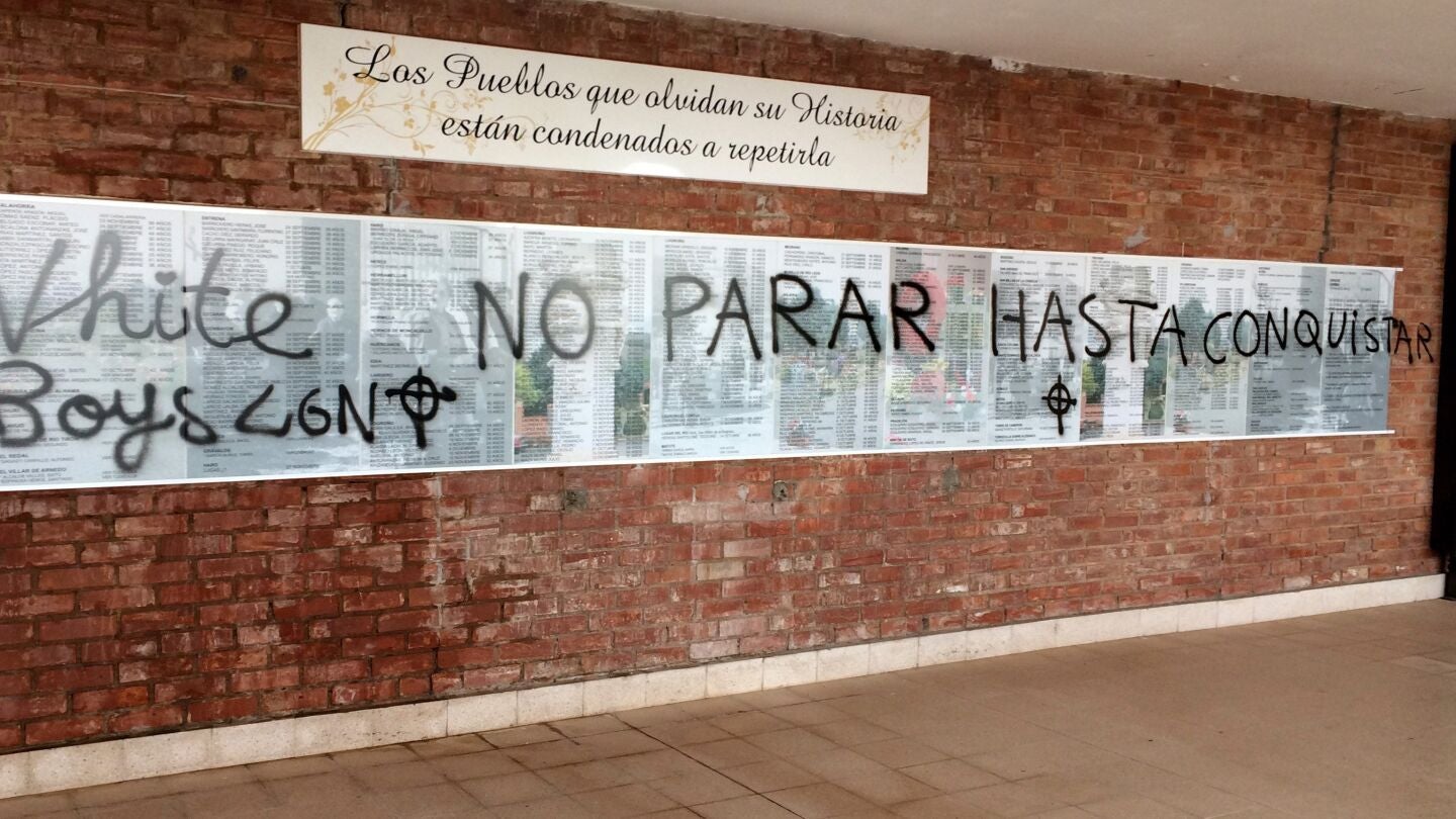 El cementerio civil de La Barranca, en Lardero (La Rioja) ha amanecido con varias pintadas 