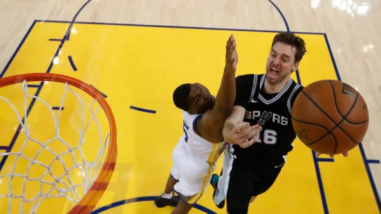 Pau Gasol trata de entrar a canasta ante Kevon Looney Pau Gasol trata de entrar a canasta ante Kevon Looney