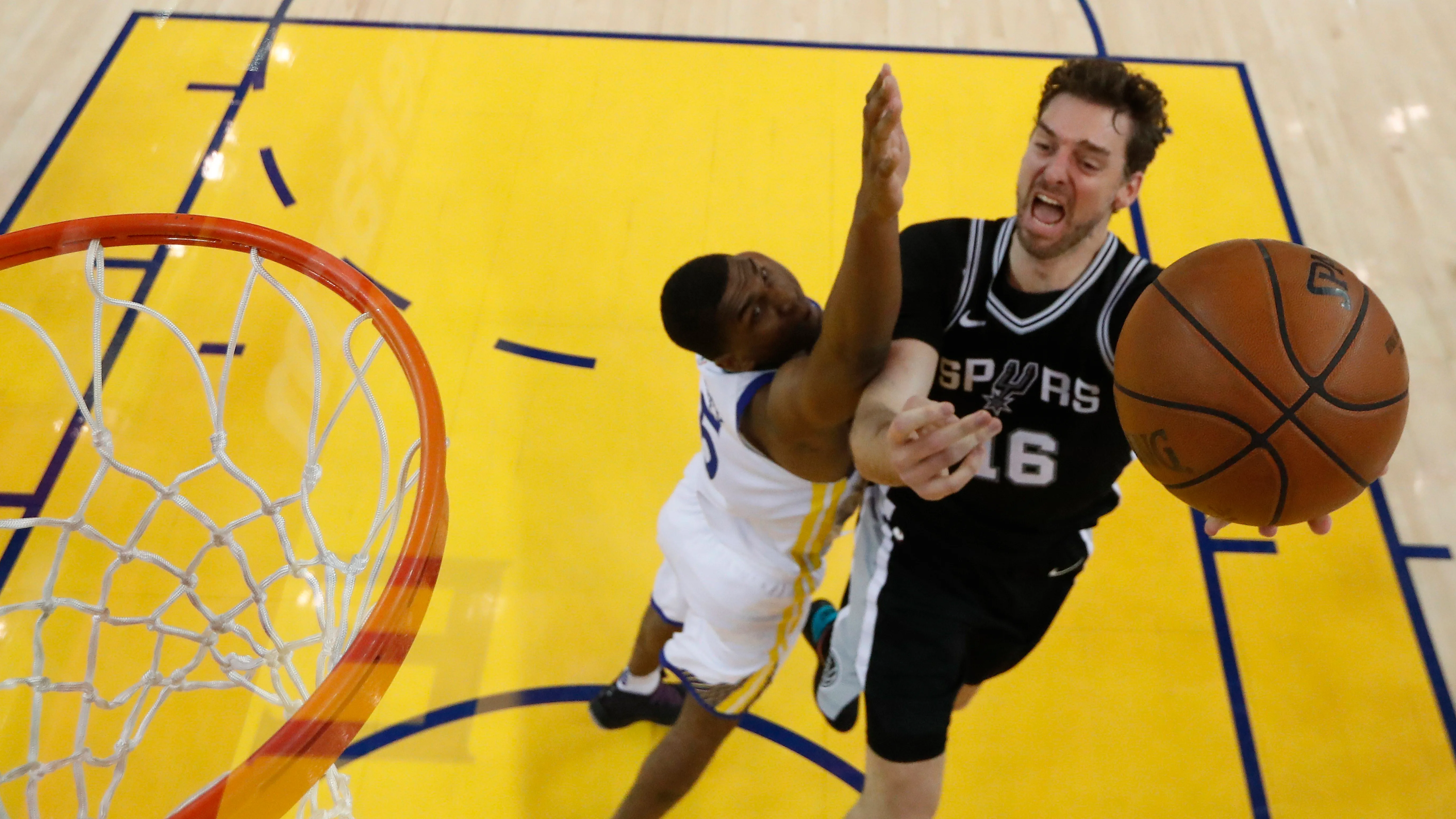 Pau Gasol trata de entrar a canasta ante Kevon Looney