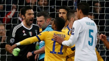 Buffon protesta ante el colegiado Michael Oliver en el Bernabéu