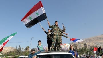 Varias personas defienden a Bashar al Assad en Siria