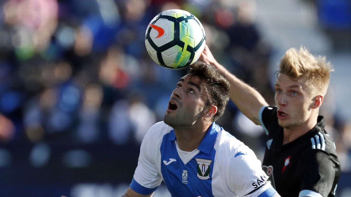 Diego Rico controla un bal&oacute;n ante Daniel Wass