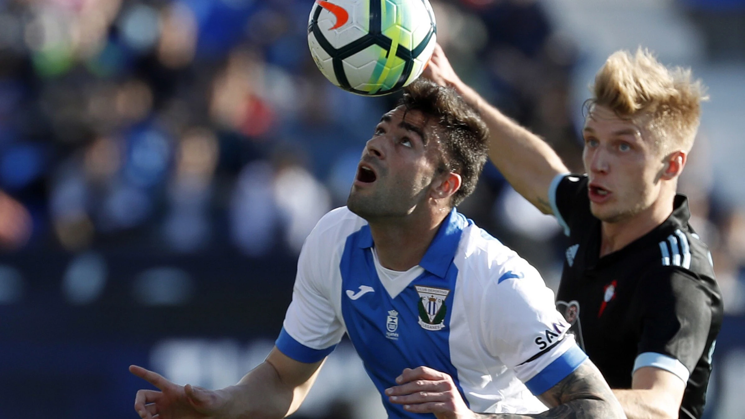 Diego Rico controla un balón ante Daniel Wass