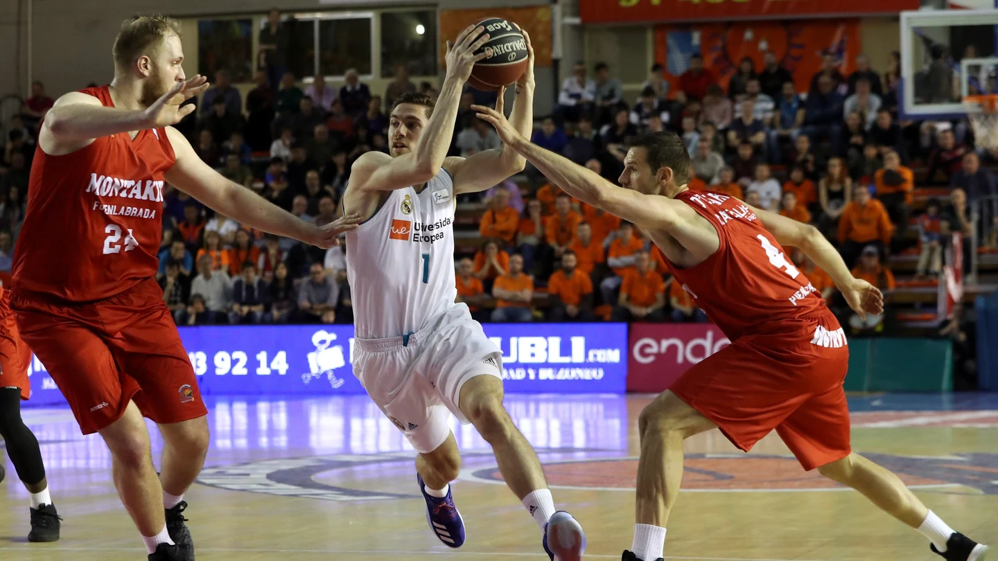 Fabien Causer penetra a canasta ante la defensa del Fuenlabrada Fabien Causer penetra a canasta ante la defensa del Fuenlabrada