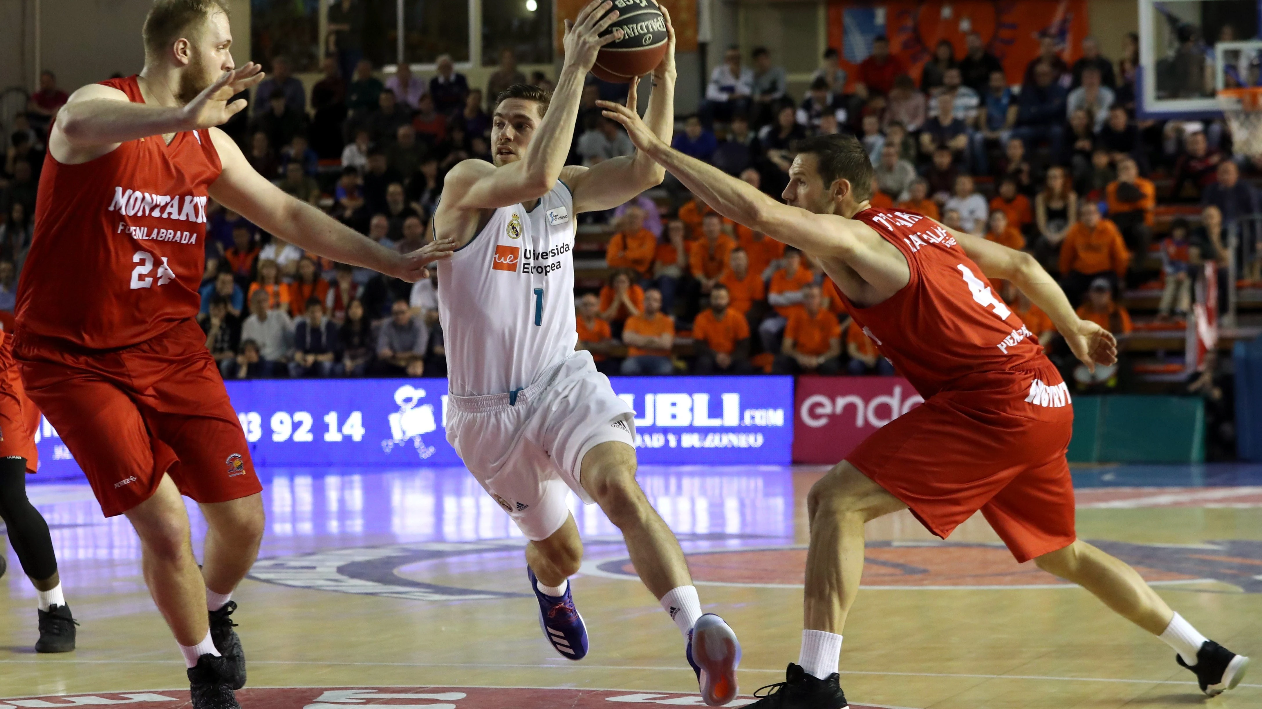 Fabien Causer penetra a canasta ante la defensa del Fuenlabrada