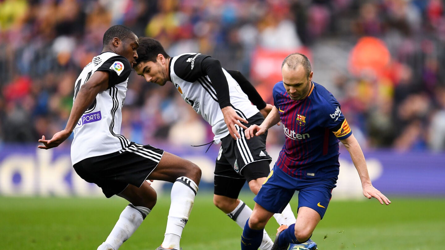Andr&eacute;s Iniesta, en acci&oacute;n ante el Valencia