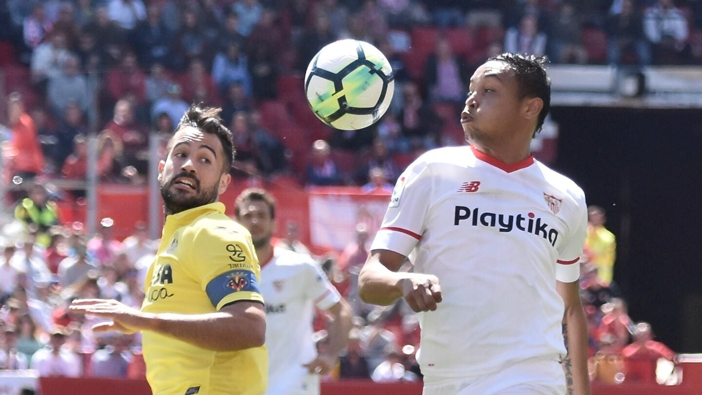Muriel se lleva un bal&oacute;n ante Mario Gaspar