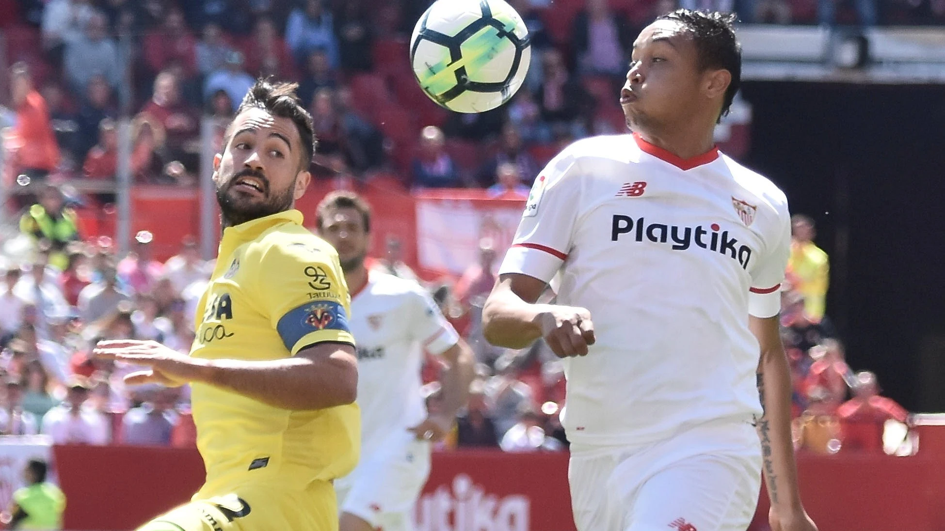 Muriel se lleva un balón ante Mario Gaspar