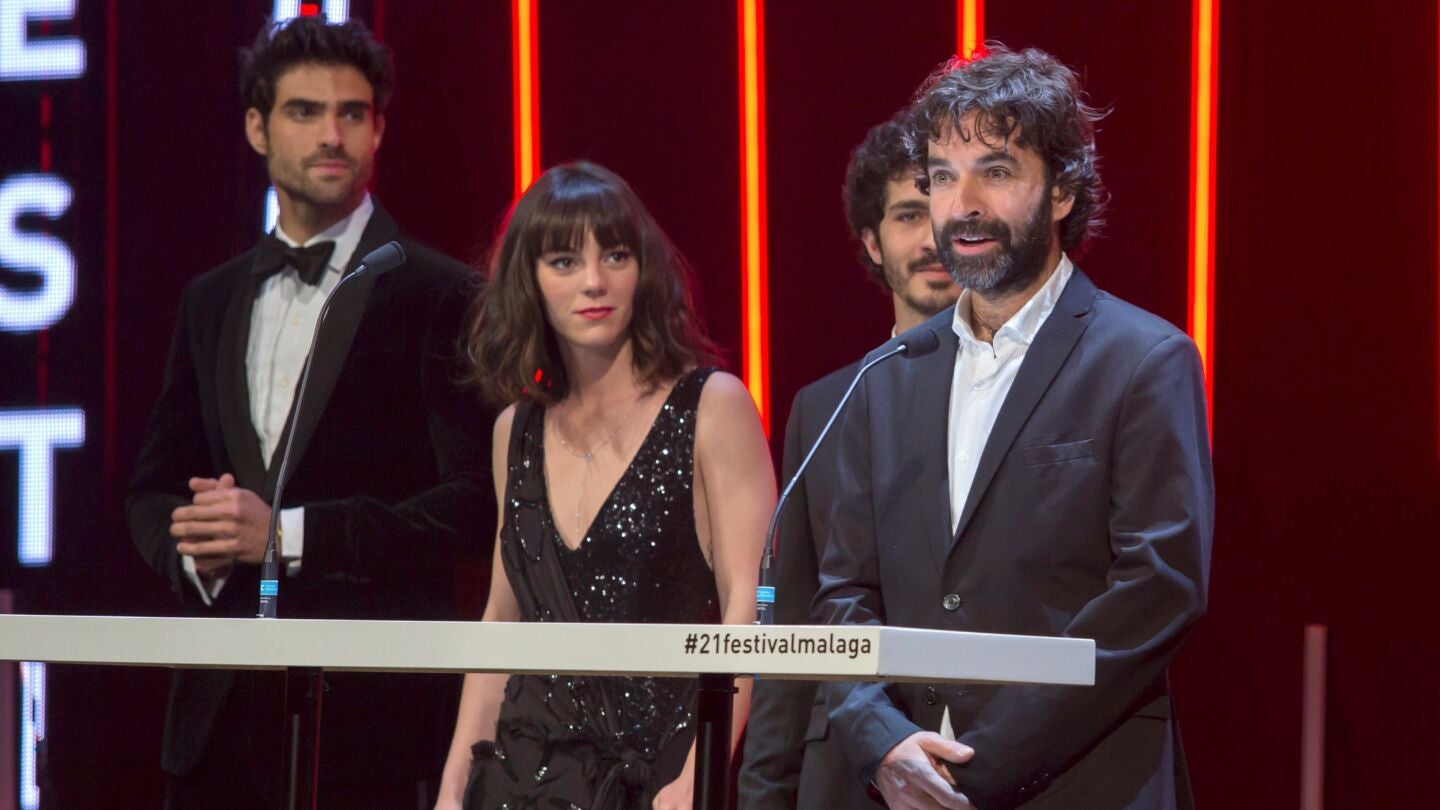 El director de cine Mateo Gil, junto a parte del reparto de su pelicula 'Las leyes de la termodin&aacute;mica'