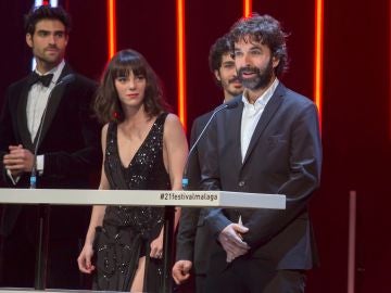 El director de cine Mateo Gil, junto a parte del reparto de su pelicula 'Las leyes de la termodinámica' El director de cine Mateo Gil, junto a parte del reparto de su pelicula 'Las leyes de la termodinámica'