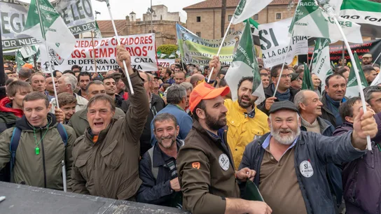Miles de personas participan en una concentración organizada por la Federación Extremeña de Caza Miles de personas participan en una concentración organizada por la Federación Extremeña de Caza