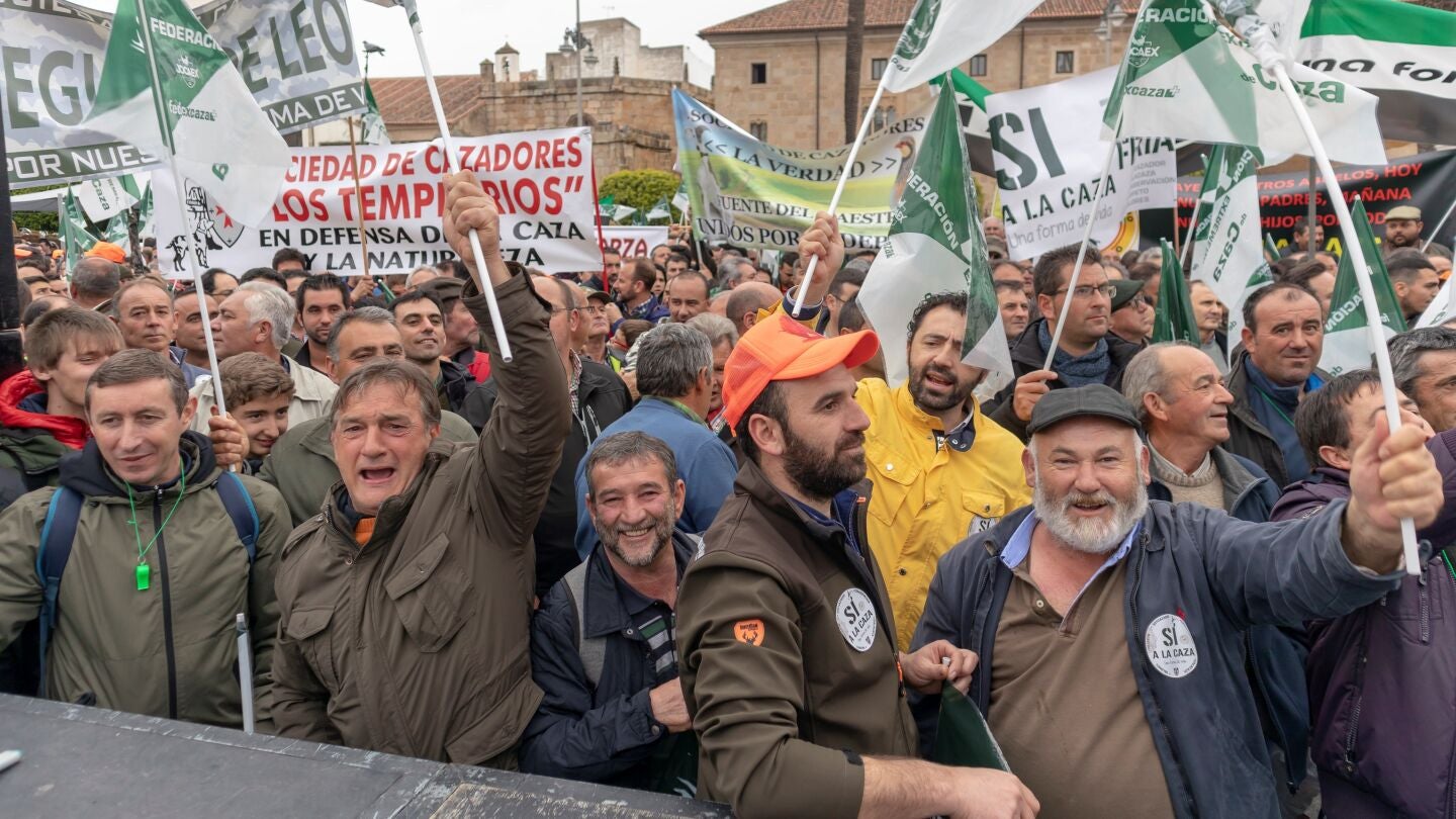 Miles de personas participan en una concentraci&oacute;n organizada por la Federaci&oacute;n Extreme&ntilde;a de Caza