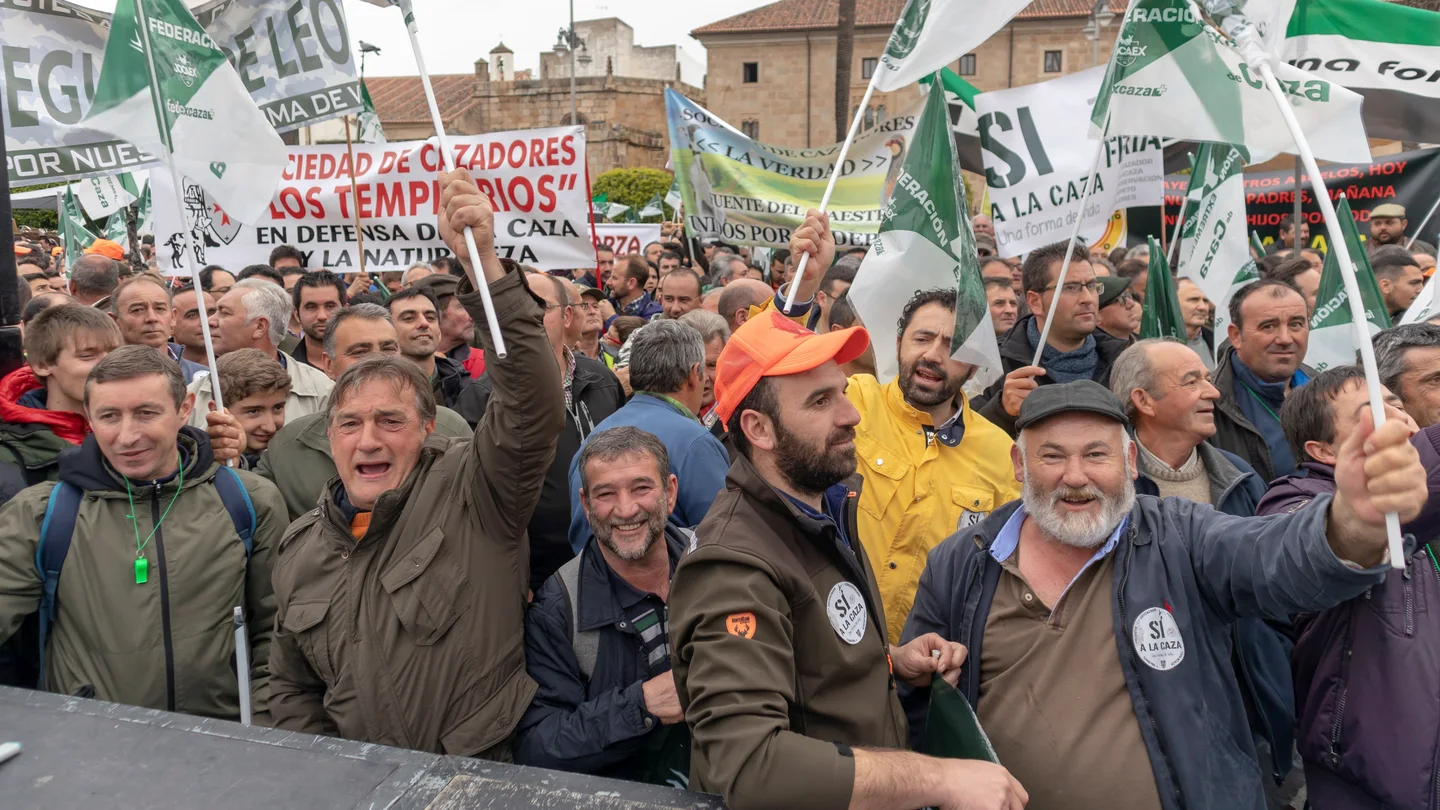 Miles de personas participan en una concentración organizada por la Federación Extremeña de Caza Miles de personas participan en una concentración organizada por la Federación Extremeña de Caza