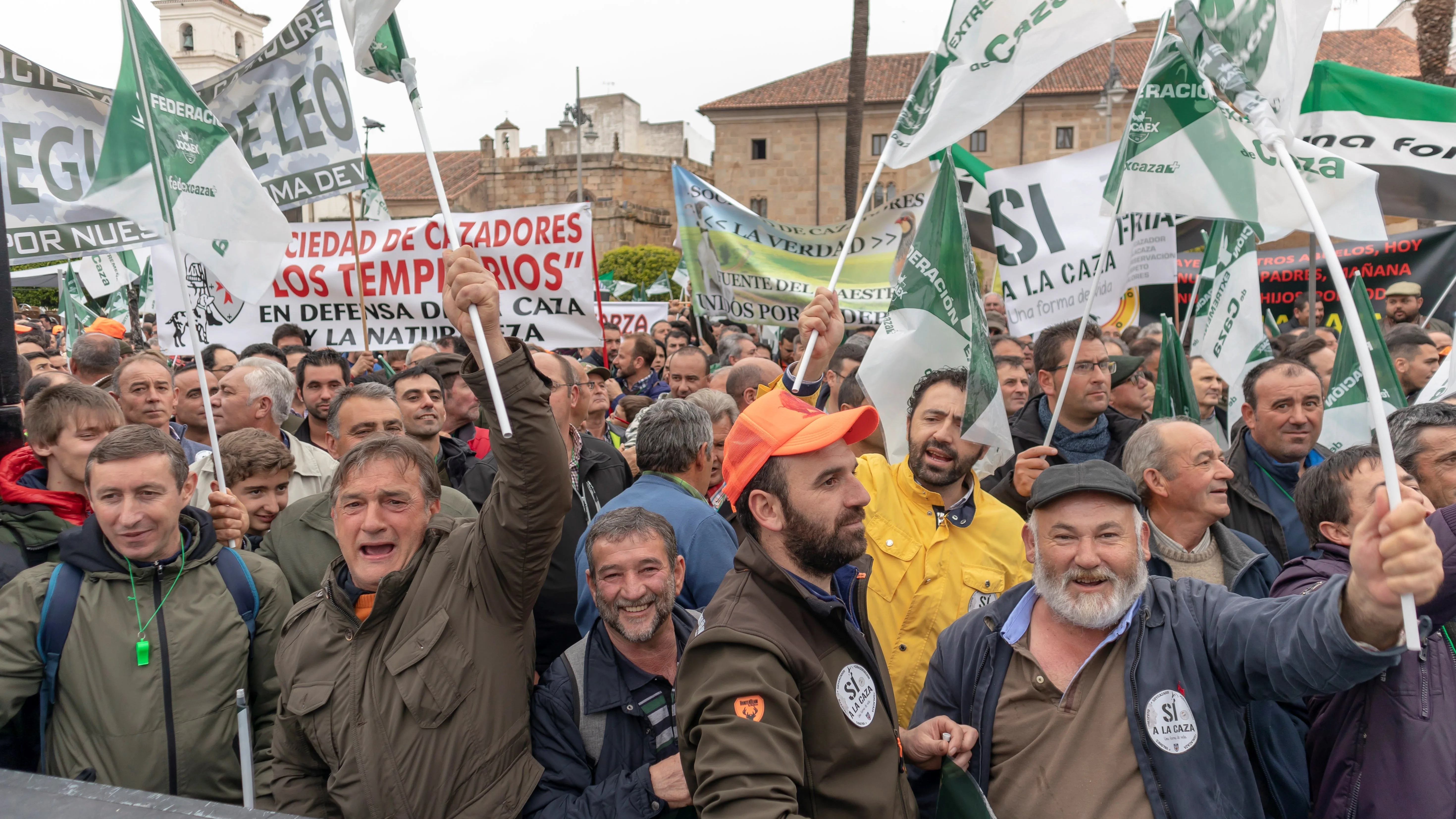 Miles de personas participan en una concentración organizada por la Federación Extremeña de Caza