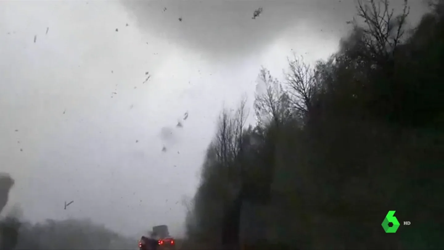Un conductor graba desde su coche un tornado en el sur de EEUU Un conductor graba desde su coche un tornado en el sur de EEUU