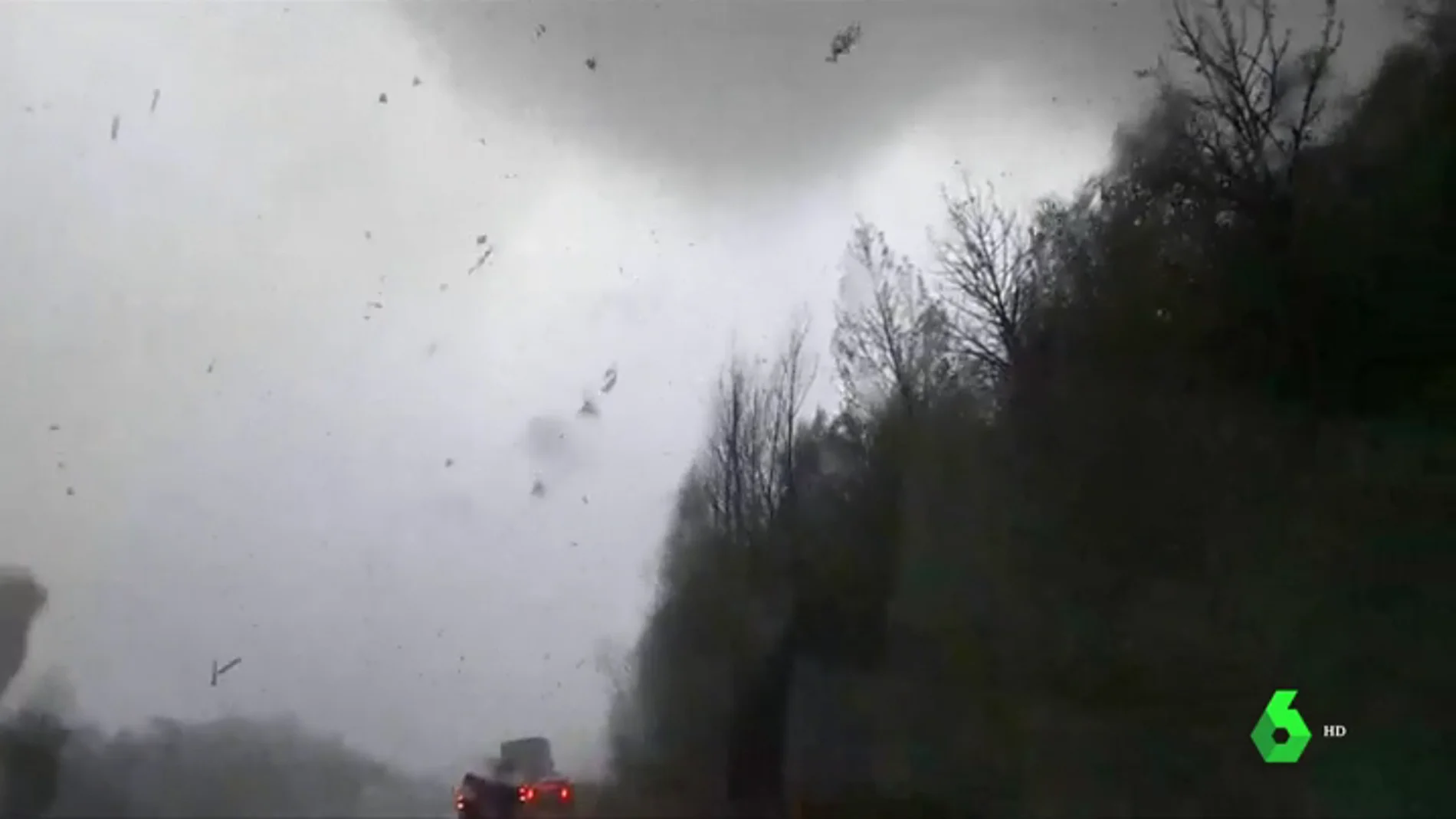 Un conductor graba desde su coche un tornado en el sur de EEUU
