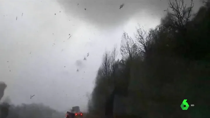 Un conductor graba desde su coche un tornado en el sur de EEUU