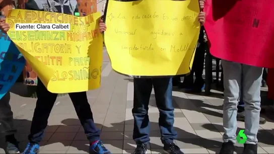 Varios niños se manifiestan en Melilla para poder ir al colegio Varios niños se manifiestan en Melilla para poder ir al colegio