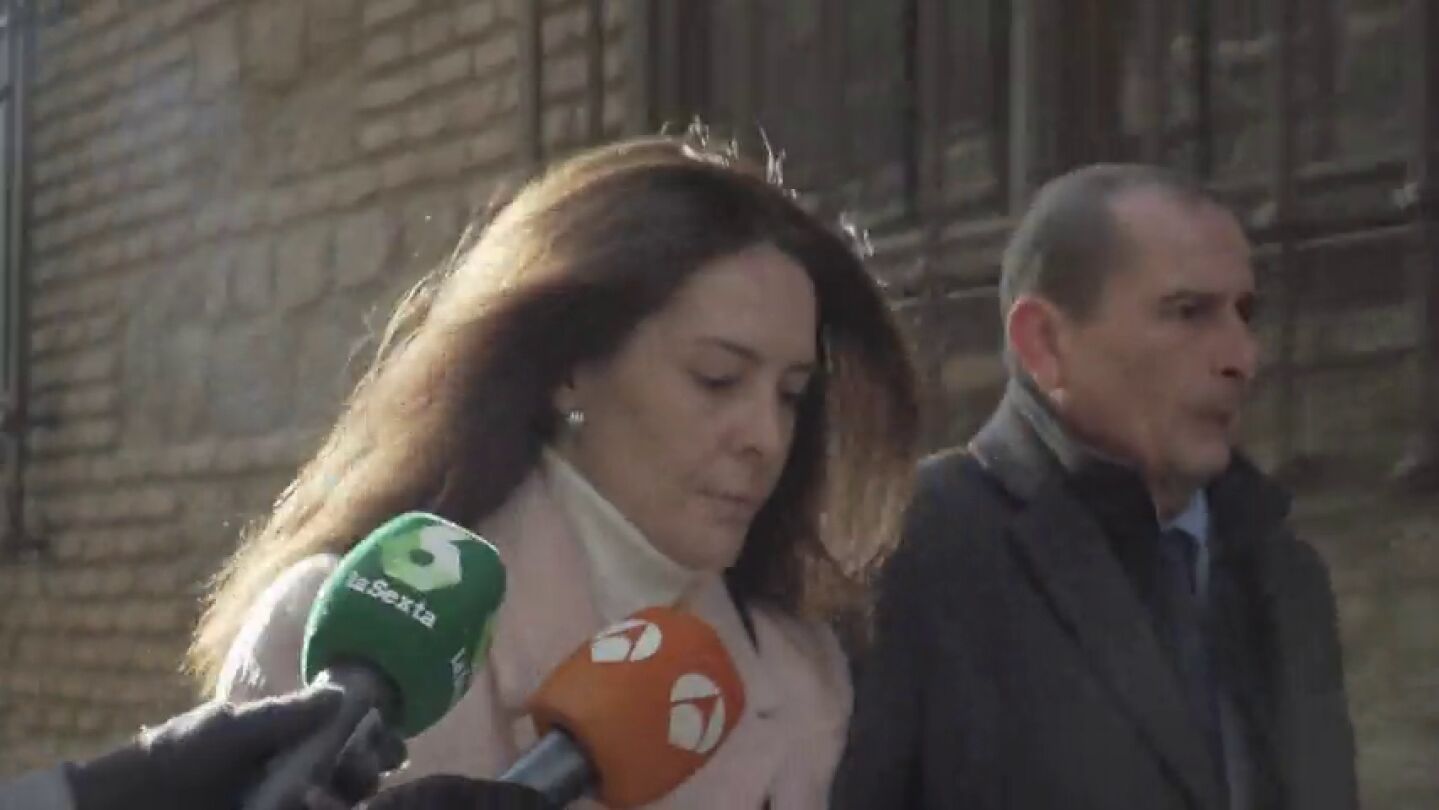 Gritos de "sinverg&uuml;enza" a Alejandra Fern&aacute;ndez a su llegada la Audiencia de Toledo por el presunto asesinato de su hijo Daniel