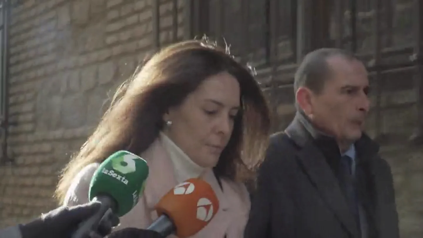 Gritos de "sinvergüenza" a Alejandra Fernández a su llegada la Audiencia de Toledo por el presunto asesinato de su hijo Daniel Gritos de "sinvergüenza" a Alejandra Fernández a su llegada la Audiencia de Toledo por el presunto asesinato de su hijo Daniel